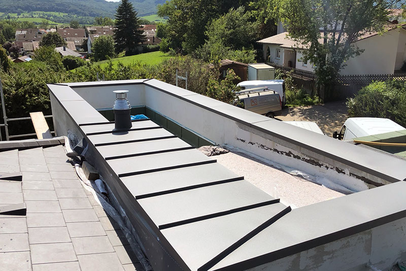 Diverse Dächer aus farbbeschichtetem Aluminium